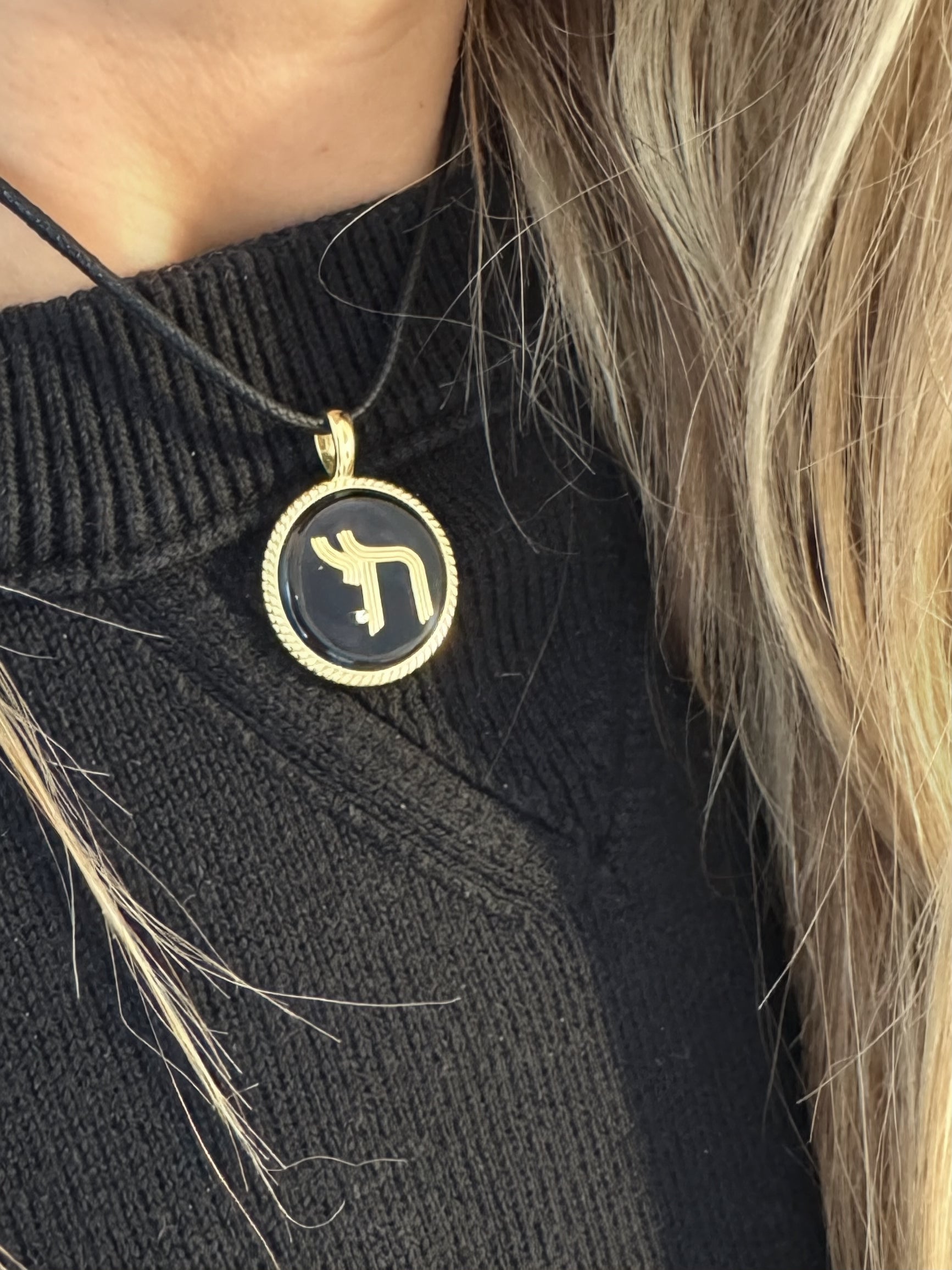 Deco Chai Charm in Black Onyx